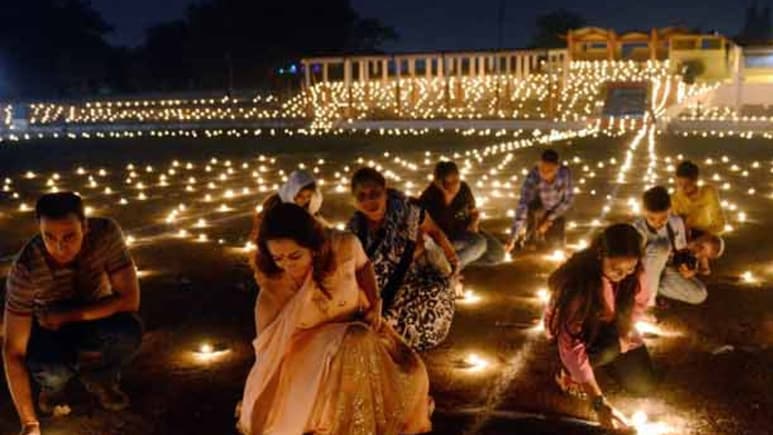 अरेरेरे..घाईघाईत फटाके फोडताय? हात भाजल्यावर काय कराल? Diwali च्या 'या' सेफ्टी टीप्स अजिबात विसरू नका अरेरेरे..घाईघाईत फटाके फोडताय? हात भाजल्यावर काय कराल? Diwali च्या 'या' सेफ्टी टीप्स अजिबात विसरू नका