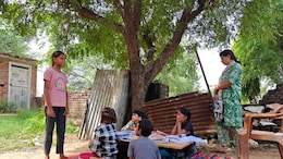राजस्थान हाईकोर्ट ने दिया था आदेश- 'जर्जर स्कूल का संचालन नहीं होगा', अब तबेले में चल रहा है सरकारी स्कूल