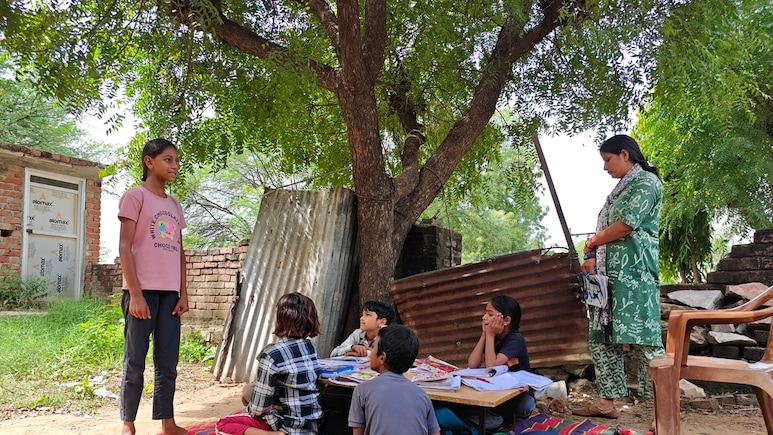 राजस्थान हाईकोर्ट ने दिया था आदेश- 'जर्जर स्कूल का संचालन नहीं होगा', अब तबेले में चल रहा है सरकारी स्कूल राजस्थान हाईकोर्ट ने दिया था आदेश- 'जर्जर स्कूल का संचालन नहीं होगा', अब तबेले में चल रहा है सरकारी स्कूल