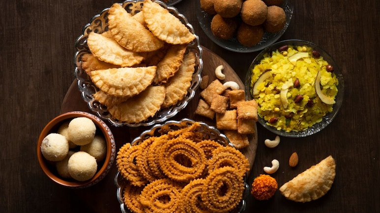 Diwali 2025: दिवाळीचा खमंग फराळ विदेशात पाठवा! पोस्टाची खास योजना; किती येणार खर्च? Diwali 2025: दिवाळीचा खमंग फराळ विदेशात पाठवा! पोस्टाची खास योजना; किती येणार खर्च?