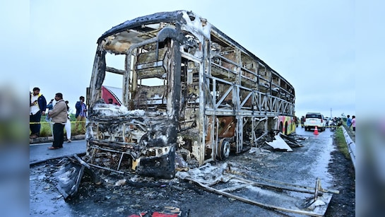 आग लगी, तो चलती बस से कूद गए 20 यात्री... दिल दहला देनेवाला मंजर, हैदराबाद-बेंगलुरु हाईवे पर 12 की मौत | Bus Fire Accident In Kurnool catches fire Several feared dead in