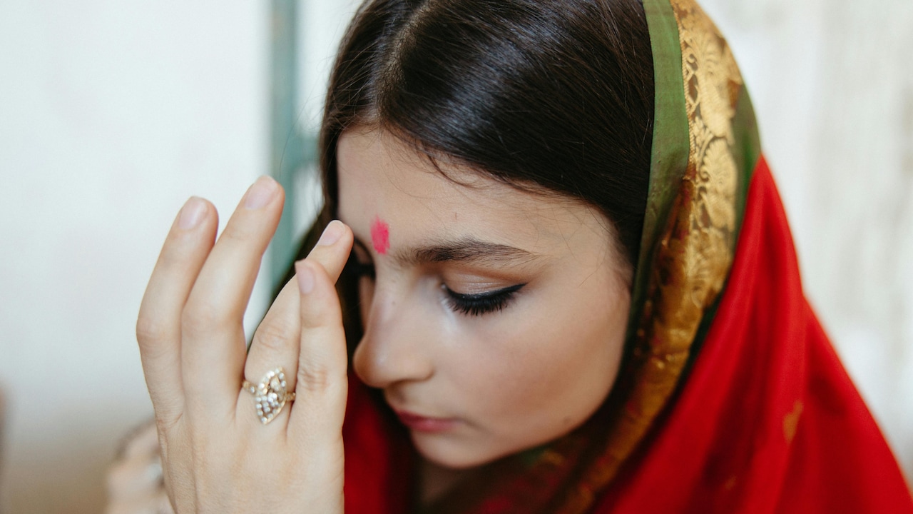 A small bindi and maang teeka