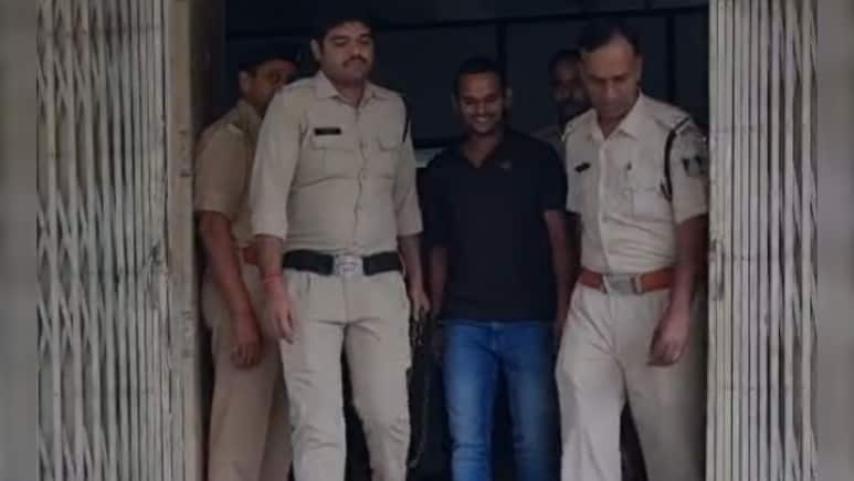 प्रेमिका के चक्कर में पकड़ा गया कफ सिरप का कुख्यात तस्कर, शहडोल पुलिस के यूं हत्थे चढ़ा मोस्ट वांटेड प्रेमिका के चक्कर में पकड़ा गया कफ सिरप का कुख्यात तस्कर, शहडोल पुलिस के यूं हत्थे चढ़ा मोस्ट वांटेड