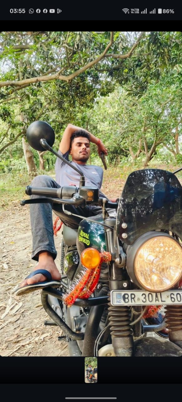 बुलेट पर हाथ में पिस्टल लिए लेटा रंजन पाठक. बुलेट पर हाथ में पिस्टल लिए लेटा रंजन पाठक.