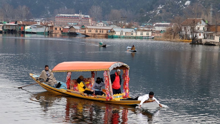 कश्मीर: अक्टूबर में बढ़ती ठंड ने पर्यटन उद्योग में भरी नई जान, सर्दियों के लिए जगी उम्मीदें