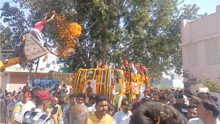 लापता अग्निवीर जवान का 70 दिन बाद गांव आया पार्थिव शरीर, सैन्य सम्मान के साथ हुआ अंतिम संस्कार लापता अग्निवीर जवान का 70 दिन बाद गांव आया पार्थिव शरीर, सैन्य सम्मान के साथ हुआ अंतिम संस्कार