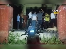 Kalyan News: दुचाकीच्या हेडलाईटवर स्मशानभूमीत उरकावा लागला अंत्यविधी, शिंदेंच्या आमदाराच्या गावातील प्रकार Kalyan News: दुचाकीच्या हेडलाईटवर स्मशानभूमीत उरकावा लागला अंत्यविधी, शिंदेंच्या आमदाराच्या गावातील प्रकार