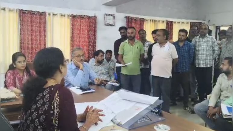 '...तो छोड़ देंगे हिंदू धर्म', एमपी में चंदेरी नगर पालिका के 153 कर्मचारियों ने दी धर्मांतरण की चेतावनी, जानें पूरा मामला '...तो छोड़ देंगे हिंदू धर्म', एमपी में चंदेरी नगर पालिका के 153 कर्मचारियों ने दी धर्मांतरण की चेतावनी, जानें पूरा मामला