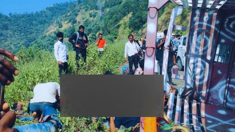 Nandurbar Accident : ऐन दिवाळीत काळाचा घाला! 2 अपघात, 8 जणांचा मृत्यू, महाराष्ट्र हादरला Nandurbar Accident : ऐन दिवाळीत काळाचा घाला! 2 अपघात, 8 जणांचा मृत्यू, महाराष्ट्र हादरला
