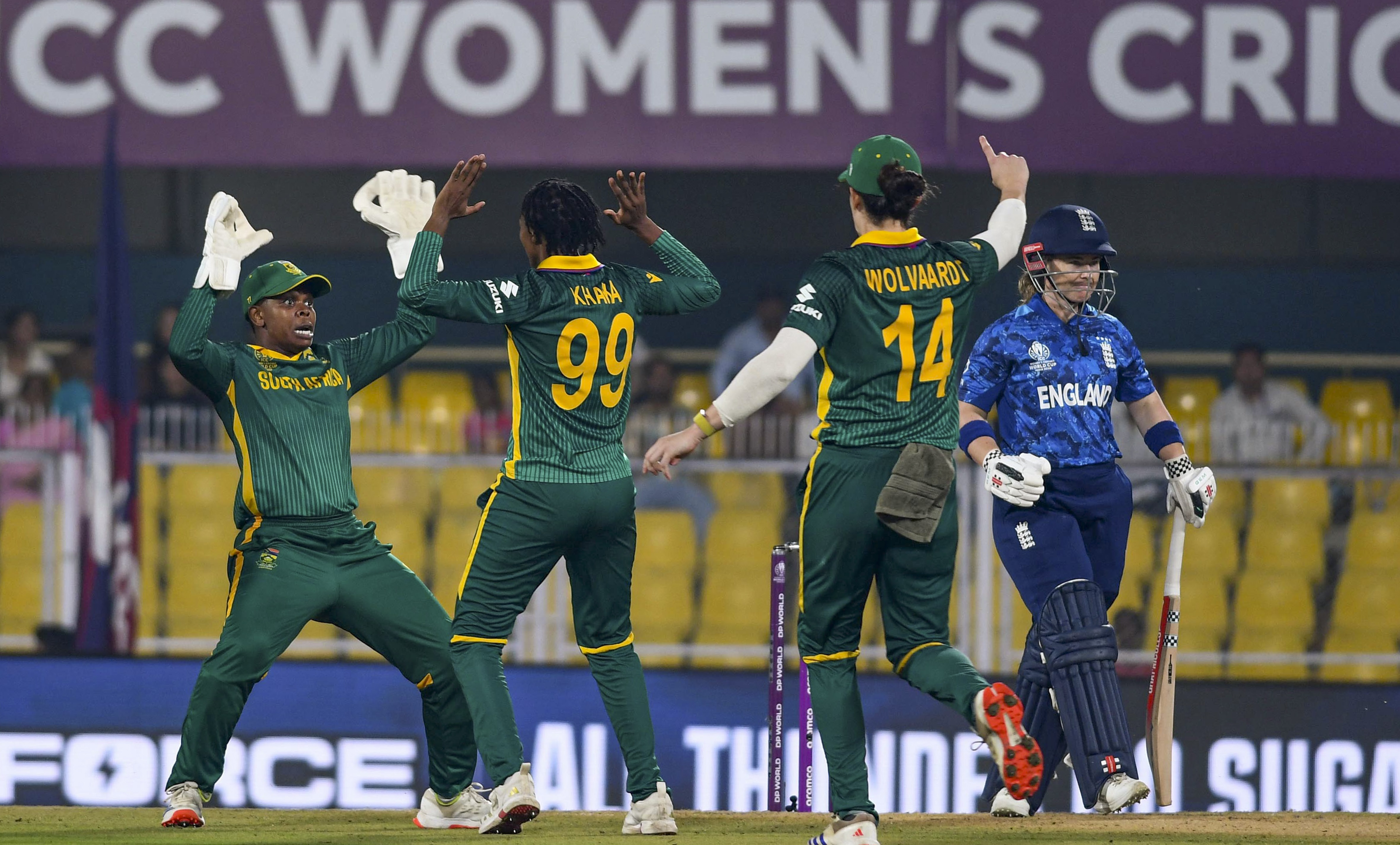 ENG-W vs SA-W MATCH LIVE SCORE: दक्षिण अफ्रीका ने इंग्लैंड को 125 रनों से रौंदकर महिला वर्ल्ड कप के फाइनल में बनाई जगह