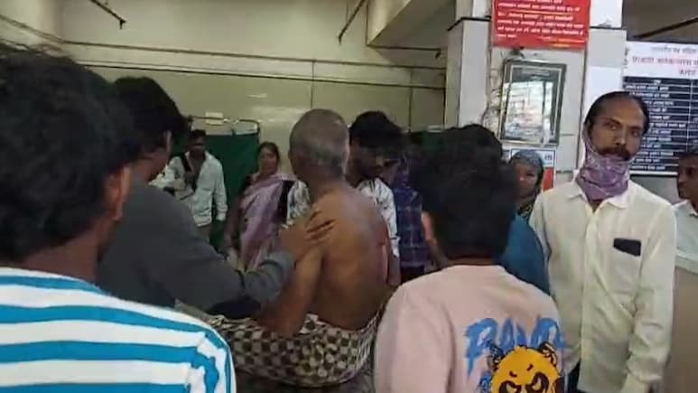 पेड़ की छंटाई के दौरान उड़ी सिगरेट की चिंगारी, अजीबो-गरीब हादसे में चार लोगों की मौत पेड़ की छंटाई के दौरान उड़ी सिगरेट की चिंगारी, अजीबो-गरीब हादसे में चार लोगों की मौत
