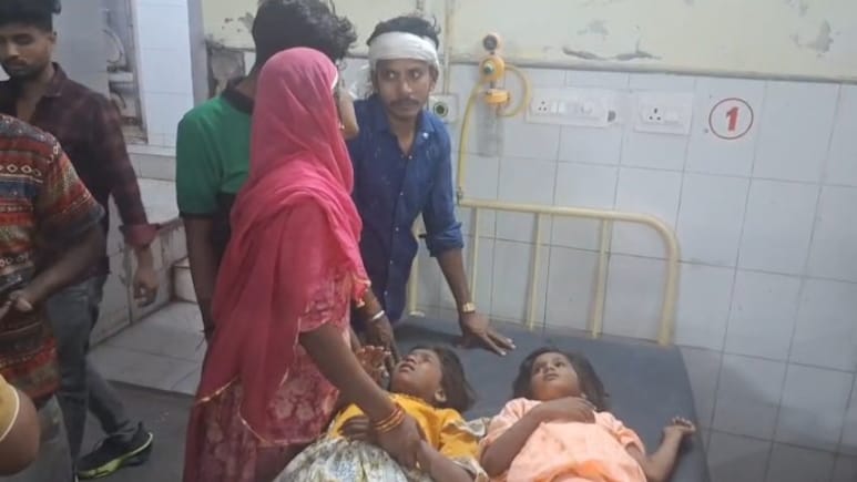 भाई दूज मनाने जा रहा था परिवार, ट्रेलर से बचने के चक्कर में खाई में गिरा टैंपो; पति-पत्नी और बच्चों सहित 4 की मौत