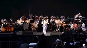 Sonu Nigam Halts Performance In Srinagar To Honour Azaan Sonu Nigam Halts Performance In Srinagar To Honour Azaan