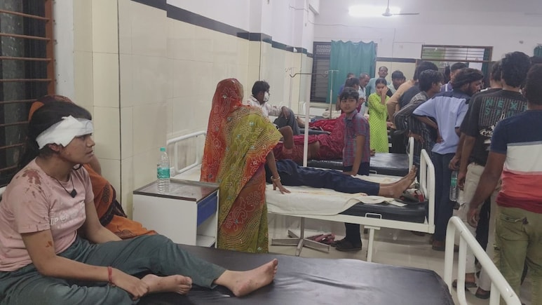 Sagar Accident: अचानक टायर फटने से आपे पलटा, महिलाओं और बच्चे समेत 20 से अधिक लोग घायल, पांच गंभीर