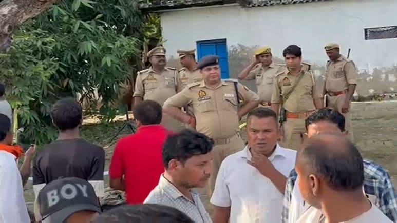 यूपी के बहराइच में एक ही घर में संदिग्ध हालत में मिली 6 लाशें, पुलिस कर रही है जांच यूपी के बहराइच में एक ही घर में संदिग्ध हालत में मिली 6 लाशें, पुलिस कर रही है जांच