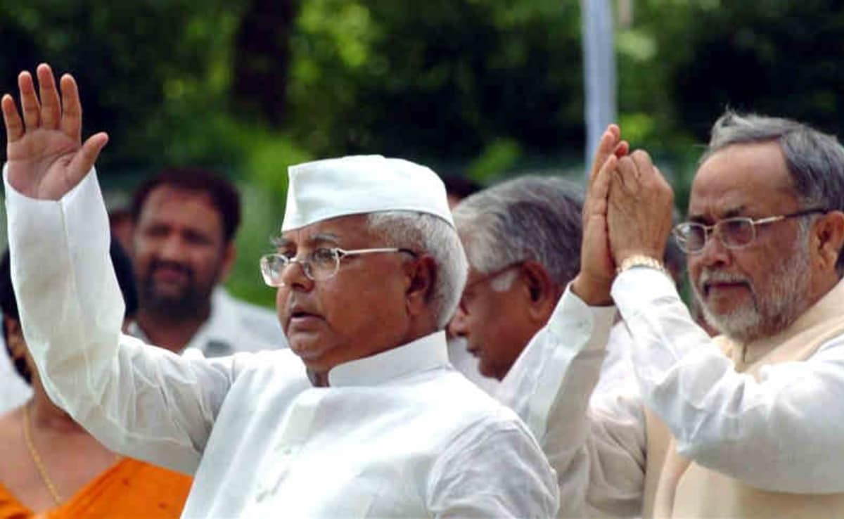 लालू यादव पर कई तरह के आरोप भी लगे, इसमें सबसे प्रमुख है चारा घोटाला. इसमें उन्हें सजा भी हुई. लालू यादव पर कई तरह के आरोप भी लगे, इसमें सबसे प्रमुख है चारा घोटाला. इसमें उन्हें सजा भी हुई.