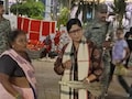 दीवाली शॉपिंग पर निकली ग्वालियर कलेक्टर; खरीदा झाड़ू, दीये और पूजा का सामान