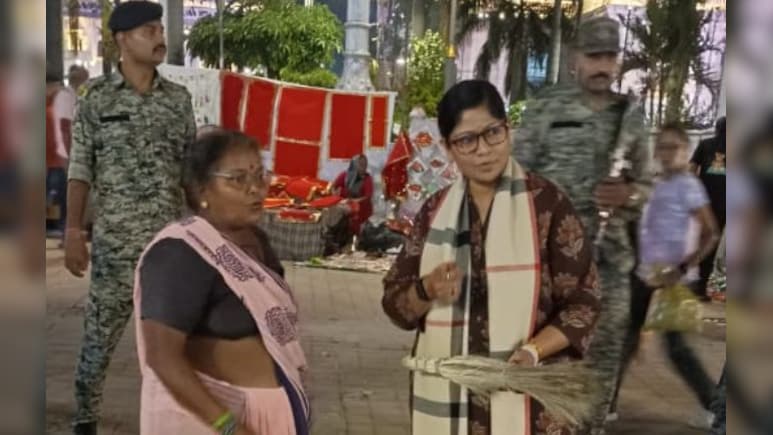 दीवाली शॉपिंग पर निकली ग्वालियर कलेक्टर; खरीदा झाड़ू, दीये और पूजा का सामान