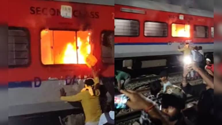 चार्जिंग में लगे मोबाइल में ब्लास्ट से ट्रेन में लगी आग, बिहार लौट रहे यात्रियों में मची अफता-तफरी चार्जिंग में लगे मोबाइल में ब्लास्ट से ट्रेन में लगी आग, बिहार लौट रहे यात्रियों में मची अफता-तफरी