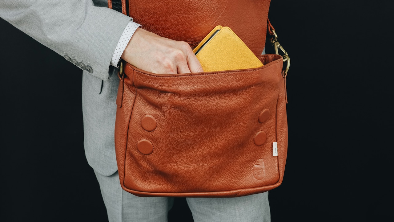 Messenger Bags For Work: Must-Have Features For Professionals Looking For Practical Style
