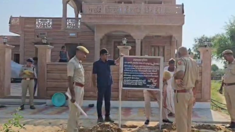 Rajasthan: सेना के पूर्व जवान का आलीशान बंगला सीज, प्रेमिका संग 18 किलो अफीम के साथ हुआ था गिरफ्तार Rajasthan: सेना के पूर्व जवान का आलीशान बंगला सीज, प्रेमिका संग 18 किलो अफीम के साथ हुआ था गिरफ्तार