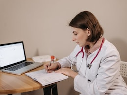 अब डॉक्टर ने लिखी अबूझ पर्ची तो हो रही निगरानी, जानिए कहां शिकायत कर सकते हैं मरीज