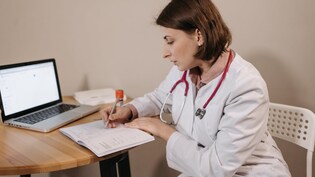 अब डॉक्टर ने लिखी अबूझ पर्ची तो हो रही निगरानी, जानिए कहां शिकायत कर सकते हैं मरीज