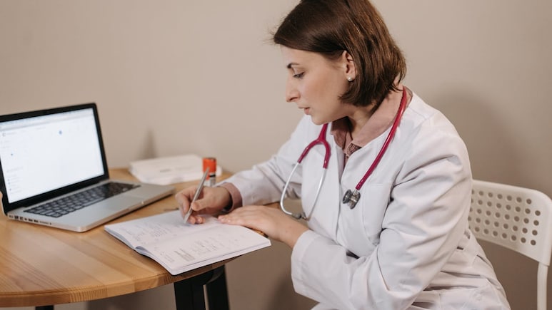 अब डॉक्टर ने लिखी अबूझ पर्ची तो हो रही निगरानी, जानिए कहां शिकायत कर सकते हैं मरीज