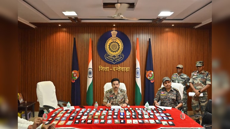 धनतेरस पर 250 से ज्यादा लोगों की पुलिस ने लौटाई खुशियां, 60 लाख रुपये की कीमत के गुम मोबाइल ढूंढ निकाल सौंपे धनतेरस पर 250 से ज्यादा लोगों की पुलिस ने लौटाई खुशियां, 60 लाख रुपये की कीमत के गुम मोबाइल ढूंढ निकाल सौंपे