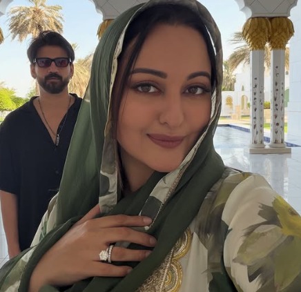 Sonakshi Sinha Claps Back At Trolls Accusing Her Of Wearing Shoe Inside Abu Dhabi Mosque: "<i>Chaliye, Ab Aage Badhiye</i>"