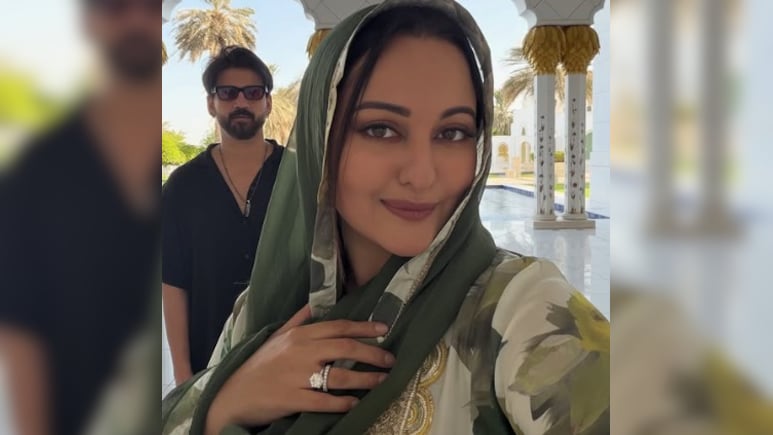 Sonakshi Sinha Claps Back At Trolls Accusing Her Of Wearing Shoes Inside Abu Dhabi Mosque: "<i>Chaliye, Ab Aage Badhiye</i>" Sonakshi Sinha Claps Back At Trolls Accusing Her Of Wearing Shoes Inside Abu Dhabi Mosque: "<i>Chaliye, Ab Aage Badhiye</i>"