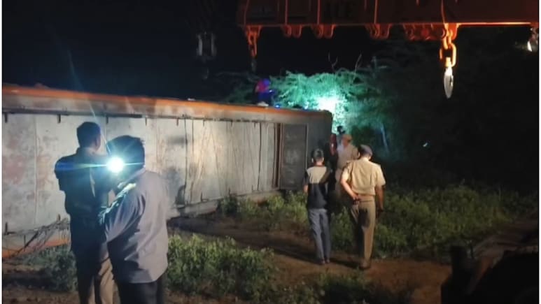 Rajasthan Road Accident: सिर धड़ से अलग, सीने में घुसा शीशा: पाली में बस पलटने से 2 मासूमों की दर्दनाक मौत; 28 यात्री घायल Rajasthan Road Accident: सिर धड़ से अलग, सीने में घुसा शीशा: पाली में बस पलटने से 2 मासूमों की दर्दनाक मौत; 28 यात्री घायल