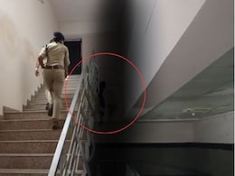 जीडीए मॉल की तीसरी मंजिल पर रेलिंग से लटकती मिली युवती की लाश, खौफनाक नजारा देश दंग रह गए लोग जीडीए मॉल की तीसरी मंजिल पर रेलिंग से लटकती मिली युवती की लाश, खौफनाक नजारा देश दंग रह गए लोग