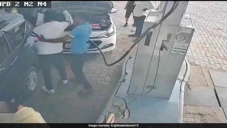 Caught On Camera: Rajasthan Bureaucrat, Fuel Pump Staff Trade Slaps Caught On Camera: Rajasthan Bureaucrat, Fuel Pump Staff Trade Slaps