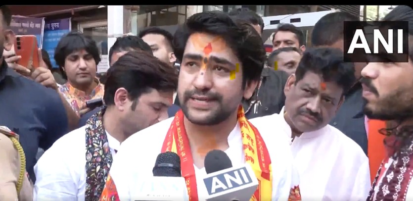 भारत को 'हिंदू राष्ट्र' बनाने की अर्जी लगाने मुंबई के सिद्धि विनायक पहुंचे धीरेंद्र शास्त्री