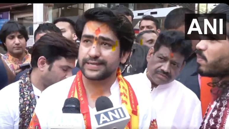 भारत को 'हिंदू राष्ट्र' बनाने की अर्जी लगाने मुंबई के सिद्धि विनायक पहुंचे धीरेंद्र शास्त्री