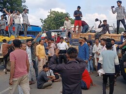 MP: औने-पौने दाम पर मक्का उपज खरीदने पर खंडवा मंडी में किसानों ने काटा बवाल, इंदौर-खंडवा हाईवे पर किया चक्काजाम MP: औने-पौने दाम पर मक्का उपज खरीदने पर खंडवा मंडी में किसानों ने काटा बवाल, इंदौर-खंडवा हाईवे पर किया चक्काजाम
