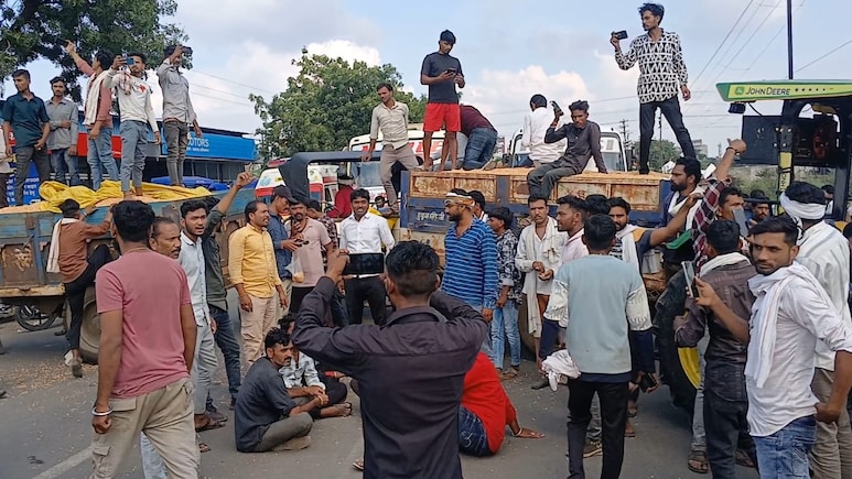 MP: औने-पौने दाम पर मक्का उपज खरीदने पर खंडवा मंडी में किसानों ने काटा बवाल, इंदौर-खंडवा हाईवे पर किया चक्काजाम MP: औने-पौने दाम पर मक्का उपज खरीदने पर खंडवा मंडी में किसानों ने काटा बवाल, इंदौर-खंडवा हाईवे पर किया चक्काजाम