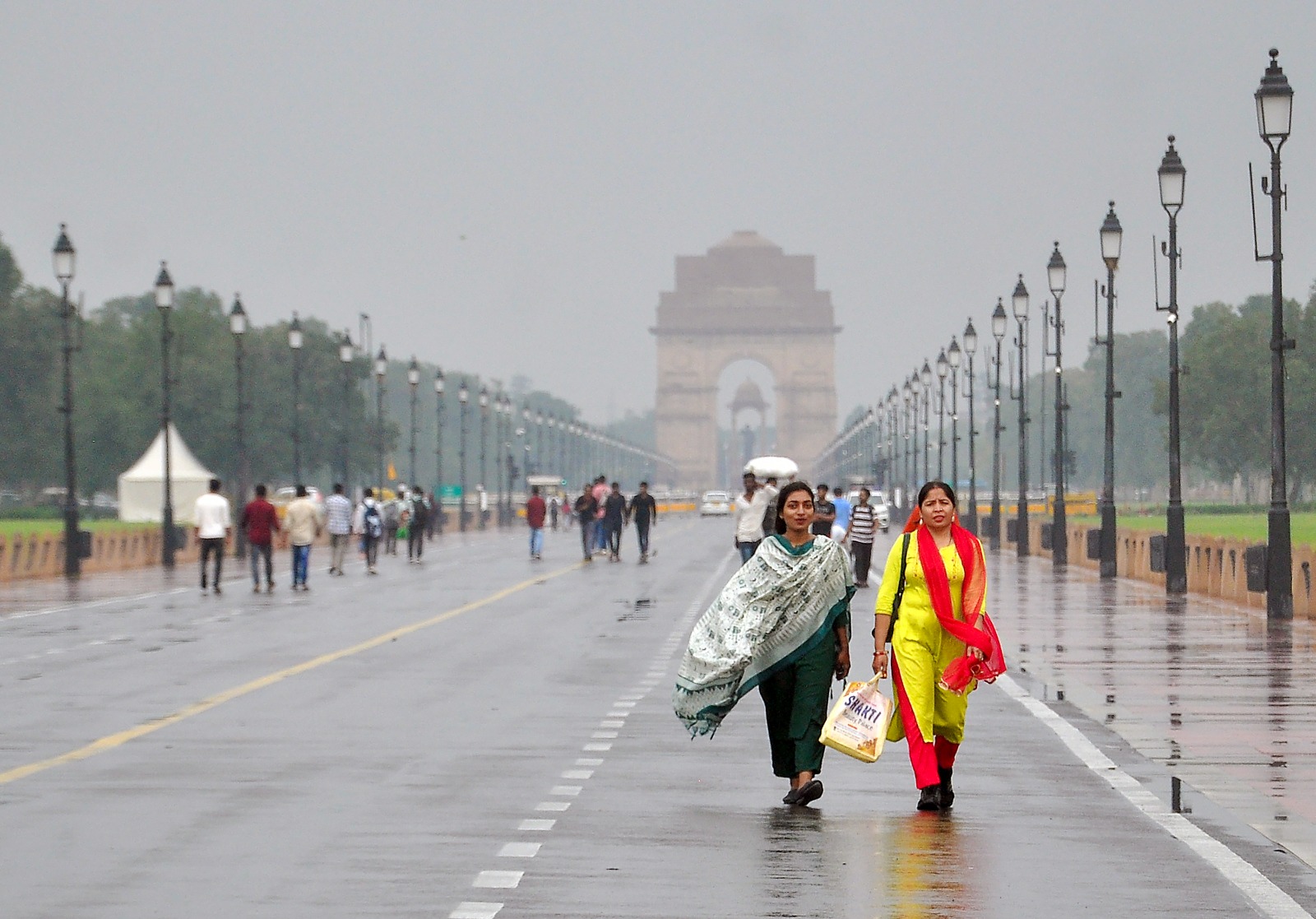 Weather LIVE: दिल्ली से पटना-धनबाद तक मौसम ने मारी पलटी, अक्टूबर में क्यों हो रही बेमौसम बरसात, बढ़ेगी सर्दी