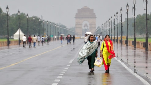Weather LIVE: कहीं बारिश तो कहीं बर्फबारी, दिल्ली में भी सर्दी की दस्तक! अक्टूबर में क्यों हो रही बेमौसम बरसात