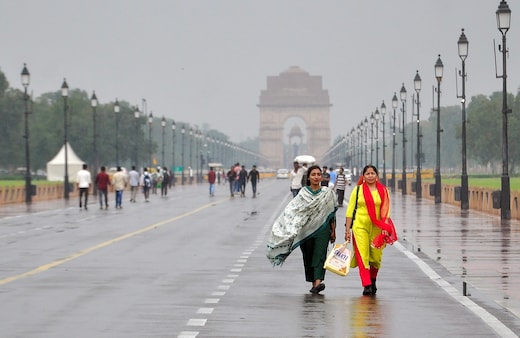 Weather LIVE: दिल्ली से पटना-धनबाद तक मौसम ने मारी पलटी, अक्टूबर में क्यों हो रही बेमौसम बरसात, बढ़ेगी सर्दी