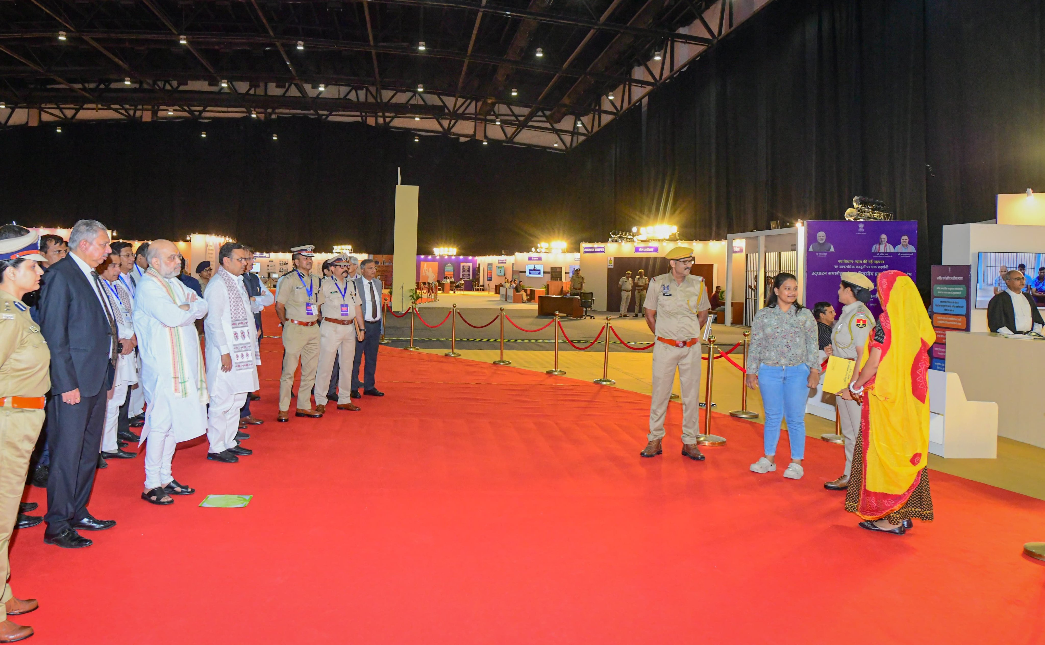 पुलिसकर्मियों की प्रस्तुति देखते हुए अमित शाह और भजनलाल शर्मा पुलिसकर्मियों की प्रस्तुति देखते हुए अमित शाह और भजनलाल शर्मा