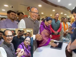 पत्नी साधना ने चांदी का सिक्का दिखाया तो शिवराज बोले- 'महंगा होगा तो छोटा वाला ले लेंगे', फिर जमकर लगे ठहाके पत्नी साधना ने चांदी का सिक्का दिखाया तो शिवराज बोले- 'महंगा होगा तो छोटा वाला ले लेंगे', फिर जमकर लगे ठहाके