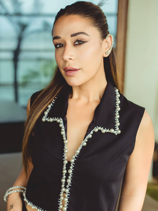 Krishna Shroff Dazzles in a Chic Monochrome Outfit; See Pics