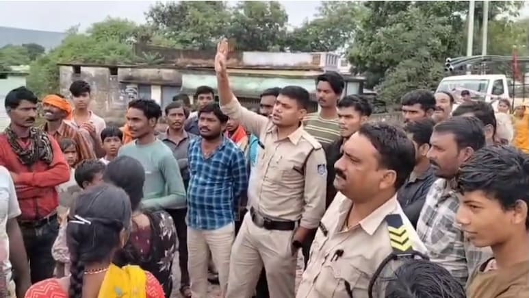 Jabalpur: कैमोरी में मुफ्त राशन वितरण में गड़बड़ी, भड़के ग्रामीणों ने पाटन-कटंगी रोड पर 4 घंटे किया चक्का जाम Jabalpur: कैमोरी में मुफ्त राशन वितरण में गड़बड़ी, भड़के ग्रामीणों ने पाटन-कटंगी रोड पर 4 घंटे किया चक्का जाम