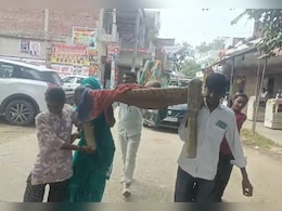 कौशांबी में 95 साल के बुजुर्ग को चारपाई पर लेकर SDM ऑफिस पहुंचे परिवारवाले, दबंगई के आरोपों से थे आहत कौशांबी में 95 साल के बुजुर्ग को चारपाई पर लेकर SDM ऑफिस पहुंचे परिवारवाले, दबंगई के आरोपों से थे आहत