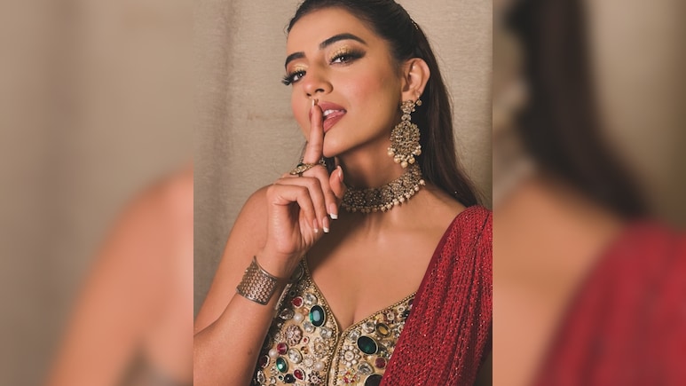 लाल साड़ी में अक्षरा सिंह ने ढाया कहर, दिखी इतनी खुश फैंस बोले- अगले महीने तलाक के बाद पवन भैया आपसे ही...