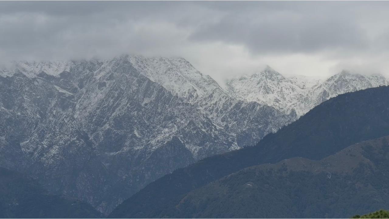 अक्‍टूबर में ही हिमाचल प्रदेश की पहाड़‍ियां ढंकी बर्फ से, गरज के साथ हुई बारिश भी 