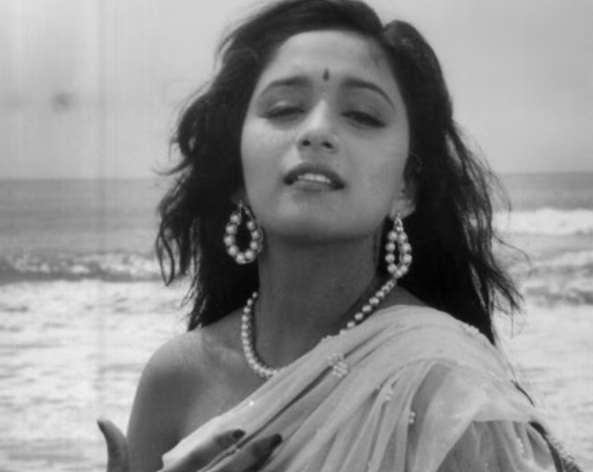 माधुरी दीक्षित का ये गाना दूरदर्शन और रेडियो पर हो गया था बैन, कोर्ट तक घसीटा गया था मामला, देशभर में हुआ था विरोध