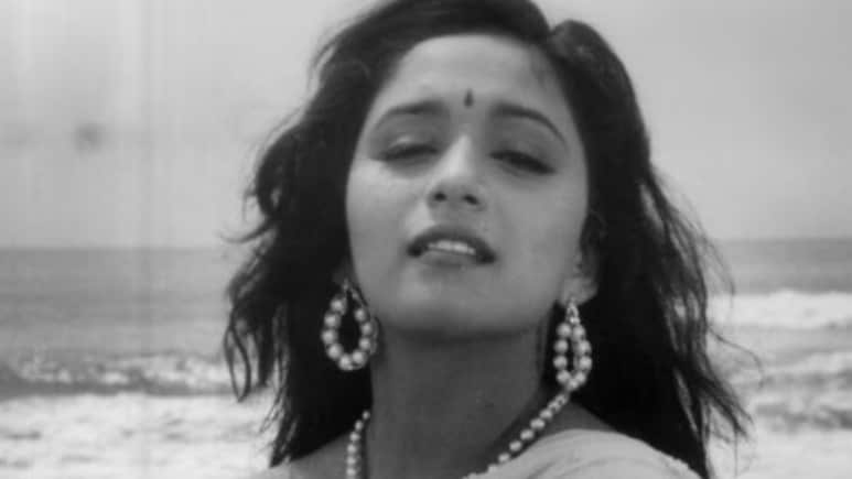 माधुरी दीक्षित का ये गाना दूरदर्शन और रेडियो पर हो गया था बैन, कोर्ट तक घसीटा गया था मामला, देशभर में हुआ था विरोध